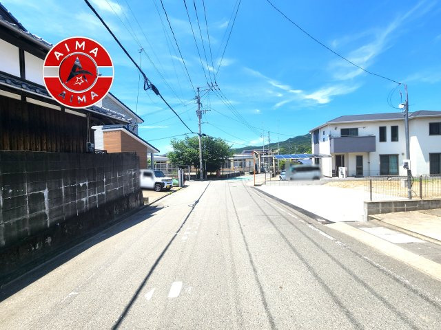 糟屋郡篠栗町中央3丁目第2-1棟（1号棟）の前面道路含む現地写真|前面道路は閑静な住宅地をはしる車通りの少ない道路。お車の出し入れが苦手なママや小さなお子様にも安心ですね。しっかり舗装もされているので、ベビーカーや自転車で通っても快適に通行できます。