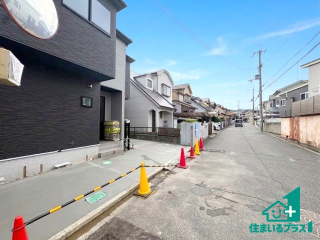 ●3(土)4(日)現地説明会！　大和郡山市小泉町　限定1邸の前面道路含む現地写真|周辺は閑静な住宅街！前面道路広々で車の出し入れも便利です。駐車が苦手な方でも安心して車庫入れできます！