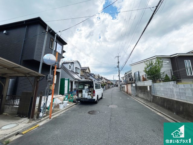 ●5(土)6(日)現地説明会！　大和郡山市小泉町　限定1邸のキッチン|リビングと統一感があり、使い勝手のいいキッチン。広々としているので、二人並んで作業が出来ちゃいます。お子様と一緒に色々なお料理に挑戦できるスペースがあります。