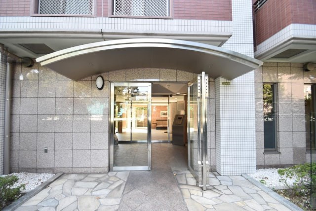【エントランス】 | エクストール世田谷千歳 | オートロックを備えた、マンションのエントランス。やはりセキュリティの観点は欠かすことができません。皆様を“安全”に送り出し、出迎えてくれます。～即日のご見学可能～　お問合せはお気軽にどうぞ。