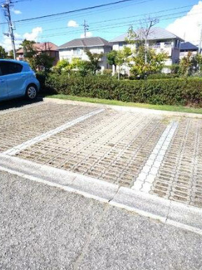 モンセーヌ西神南の駐車場