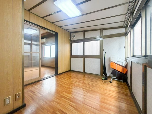港区名四町戸建ての洋室