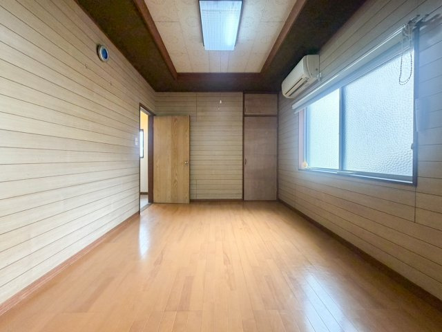 港区名四町戸建ての洋室