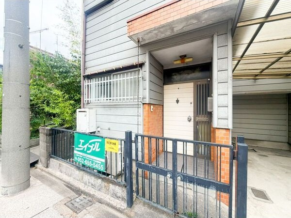 港区名四町戸建てのエントランス