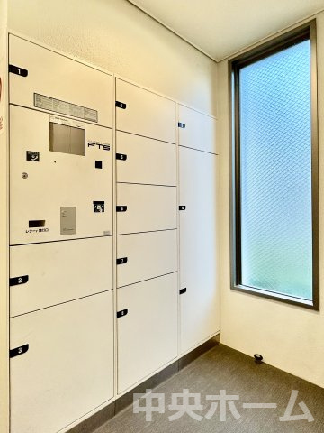 レーベン北小岩ディスカバリー2の設備|【宅配ボックス】在宅時・不在時に関わらず、居住者の代わりに非対面で宅配物を受け取ってくれる便利な設備です。わかりやすくご説明致しますので見学時にはお部屋だけではなく共用部分もぜひチェックしてください。