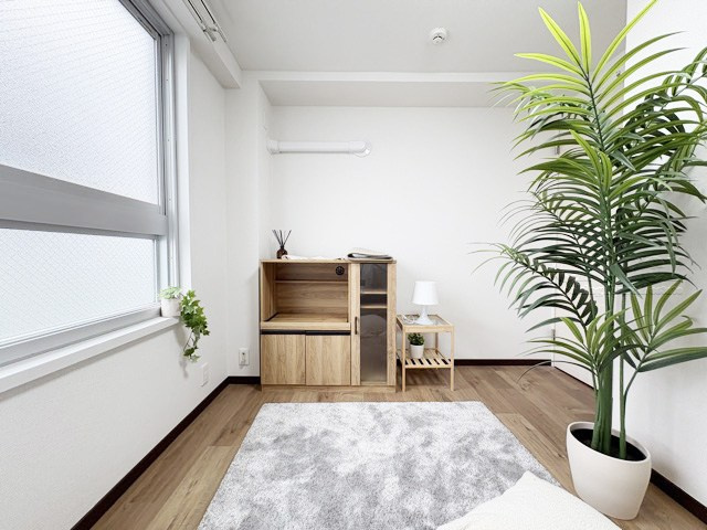 【洋室】 | 深沢コーポラス | 窓から明るい光が差し込む洋室。ベッドを置いて個人居室にする場合は、多くの時間を過ごすことになる空間です。使い勝手や落ち着きを想像してください。～即日のご見学可能～　お問合せはお気軽にどうぞ。