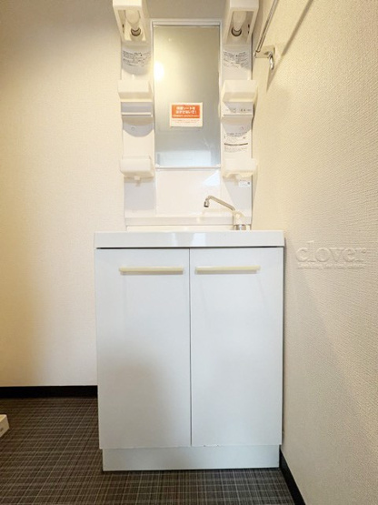 【独立洗面台】 | 深沢コーポラス | 大型の鏡を設置した独立洗面台。収納スペースもしっかり設けられており、快適性と機能性を兼ね備えています。～即日のご見学可能～　お問合せはお気軽にどうぞ。