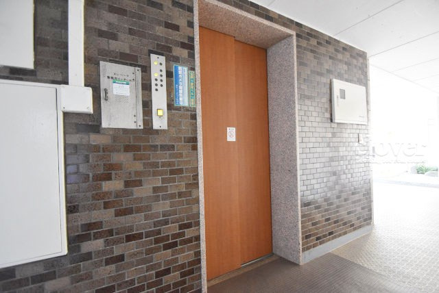 【設備】 | 深沢コーポラス | 無いと困ってしまう設備の筆頭がエレベーター。定期的なメンテナンスが必要な大型機械です。よく整備されていることをご確認ください。～即日のご見学可能～　お問合せはお気軽にどうぞ。
