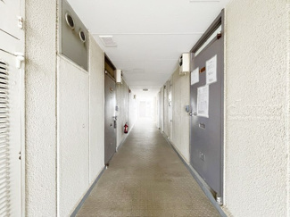 【その他共用部分】 | 共用廊下です。ここもきれいに清掃されています。周囲のお部屋の様子も、ぜひ伺ってみてください。～即日のご見学可能～　お問合せはお気軽にどうぞ。