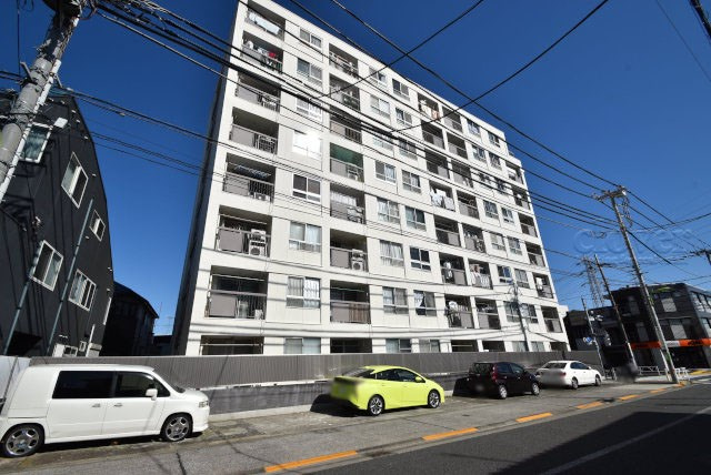 【現況写真】 | 深沢コーポラス | 外観と前面道路　～即日のご見学可能～　お問合せはお気軽にどうぞ。
