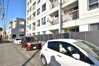 【駐車場】 | マンションの駐車場スペース。空きの有無や駐車料金、サイズ規定などについては、改めてお問い合わせください。～即日のご見学可能～　お問合せはお気軽にどうぞ。
