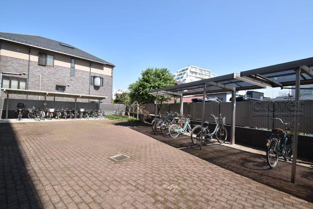 【駐輪場】 | 深沢コーポラス | 自転車置き場。マンションの共用部にあたります。空きの有無や駐輪料金、各戸の台数制限などについては、改めてお問い合わせください。～即日のご見学可能～　お問合せはお気軽にどうぞ。
