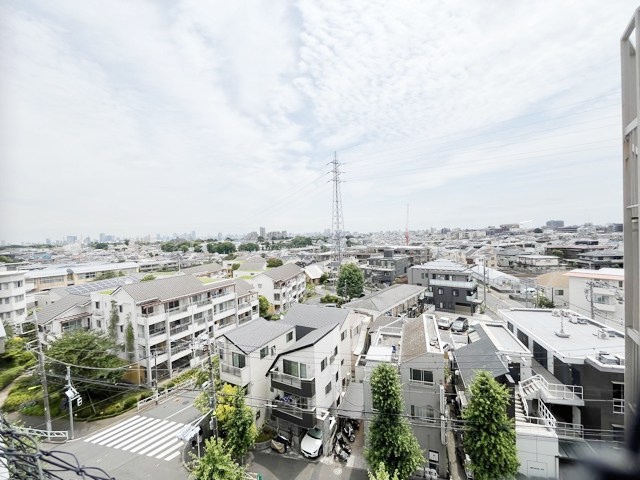【展望】 | 深沢コーポラス | 眼前に広がる空の雄大さと、このお部屋の自慢の一つである「眺望」をご覧ください。毎日、この景色を独り占めできる新生活に夢が広がります。～即日のご見学可能～　お問合せはお気軽にどうぞ。