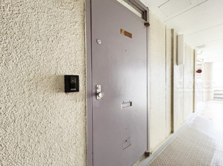 【その他共用部分】 | 皆様をお迎えする、お部屋の玄関ドア。開けやすさや開放角度、ドアノブの操作しやすさや鍵の形状などを、現地で一度ご確認ください。～即日のご見学可能～　お問合せはお気軽にどうぞ。