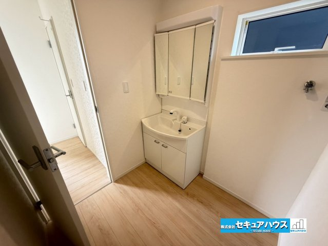 【完成】知多市金沢字泉脇　全3棟のその他|【洗面台】　　　　　　　　　　　　　　
◆鏡の裏にはたっぷりと収納スペースを標準装備！
◆電源を付属しているのでドライヤーなど利用できます。
◆シャワー付きの洗面台のため清掃も楽に行うことが出来ます。