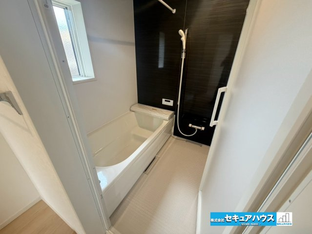 【完成】知多市金沢字泉脇　全3棟のその他|【浴室】
◆アクセントパネルで落ち着きのある雰囲気を演出し、毎日の疲れを癒やすバスタイムを過ごせます。
◆窓付きで、カビの繁殖を抑える効果があります。
◆オプションでお好きなサイズの鏡を設置できます。