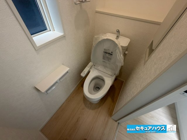 【完成】知多市金沢字泉脇　全3棟のトイレ|【高機能トイレ】　　　　　　　　　　
◆高機能トイレの多くは便器のフタの開閉が自動であり、使用後に手動で水を流す面倒もなく非常に便利です。スタイリッシュな見た目で、お掃除しやすく、節水効果が高いです。