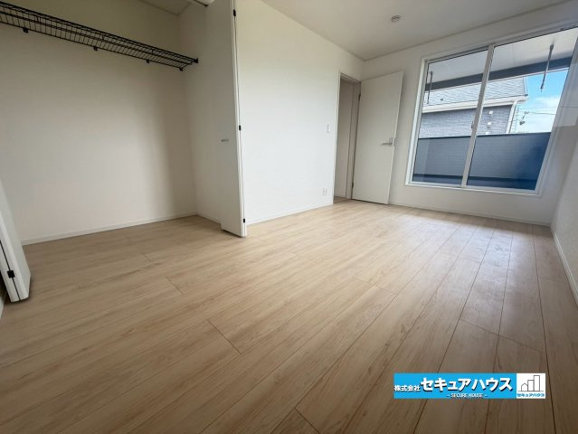 【完成】知多市金沢字泉脇　全3棟の洋室|【洋室】　　　　　　　　　　　
◆広々とした居住空間は日々の暮らしを彩り、心のやすらぎと満足感を与えてくれます。通風と採光を考慮した設計は子供たちはのびのび育ち、家族でくつろぎと団らんを生み出します。
