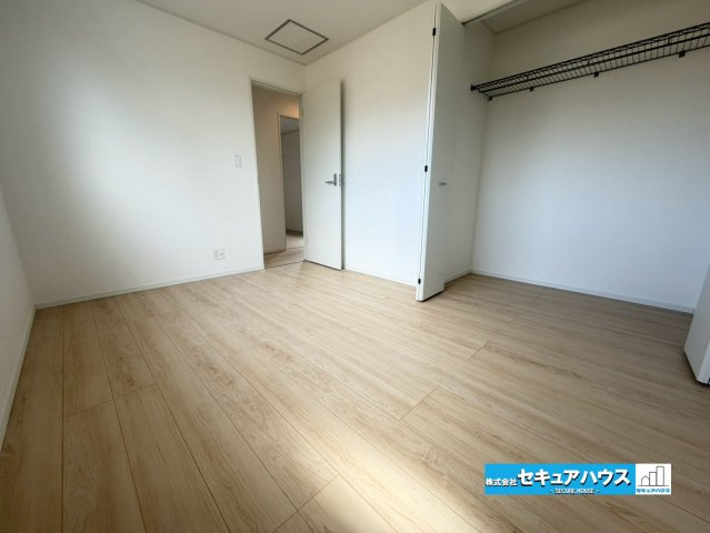 【完成】知多市金沢字泉脇　全3棟の洋室|【洋室】　　　　　　　
◆家族一人ひとりの大切なプライベート空間。趣味に合わせて使って頂けるようシンプルに仕上げてあります。暮らし心地を大きく左右する収納を、適材適所に配置し使い勝手を考慮しました。　