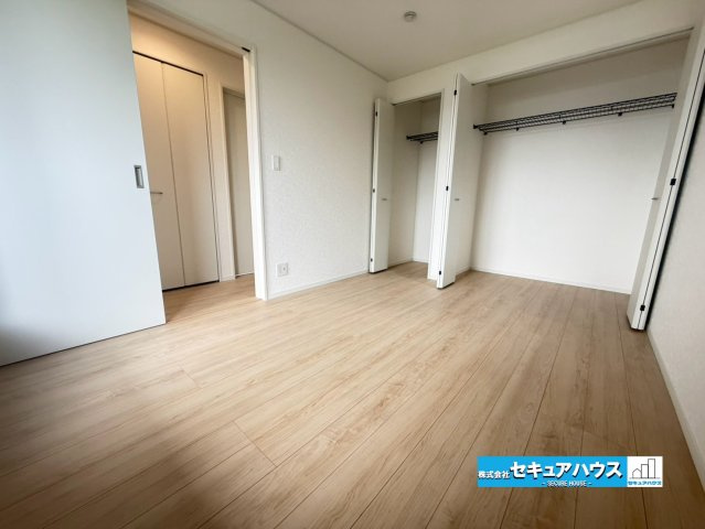 【完成】知多市金沢字泉脇　全3棟の洋室|【洋室】　　　　　　　　　　　　　　　
◆お子様のお部屋や主寝室、来客時の宿泊室、趣味のお部屋としてもご利用いただけます♪
◆全居室収納付きの洋室です。各居室にお洋服や、荷物を収納することができます。