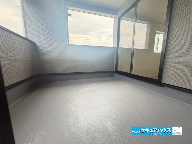 【完成】知多市金沢字泉脇　全3棟の洋室|【バルコニー】　　　　
◆見晴らしもよく、太陽の温かな温もりをめいっぱい受け止めてくれます。
太陽の光と爽やかな風を受けたお洗濯物はあっという間に乾き、取りこむ時には太陽の匂いを感じられそうですね。　