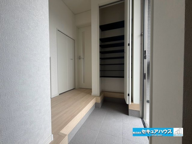 【完成】知多市金沢字泉脇　全3棟の収納|【玄関】　　　　　　　　　　　　　　　　　　　
◆光が差し込み明るいです。気分も晴れやかになりますね。
◆玄関には、収納力のあるシューズクロークがございます。玄関まわりがすっきり片付きます。　