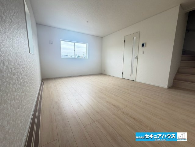 【完成】知多市金沢字泉脇　全3棟の洋室|【LDK】　　　　　　　　
◆家族揃ってリビングで過ごすお休みの日が、楽しみになる場所となることでしょう。
◆対面式のオープンキッチンは、家事をしながら家族の様子が一目でわかる安心＆便利設備♪