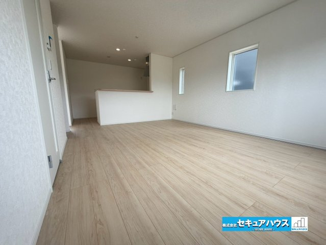 【完成】知多市金沢字泉脇　全3棟のその他|【LDK】
◆日当たりが良く温かい広々リビングは家族の団らんスペースになります。
◆クローゼット付きの収納ははティッシュボックスや掃除道具などの日用品を隠す収納ができるためとても便利です。　　