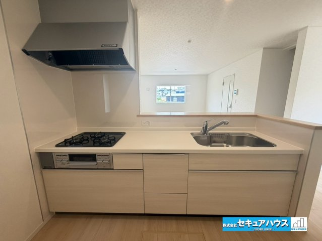 【完成】知多市金沢字泉脇　全3棟のキッチン|【キッチン】　　　　　　　　　　　　　
◆「焼く・蒸す・煮る」の工程を同時進行で進めることができるので、料理を素早く作ることができます。
◆食洗機をオプションでつけることも可能なシステムキッチンです。
