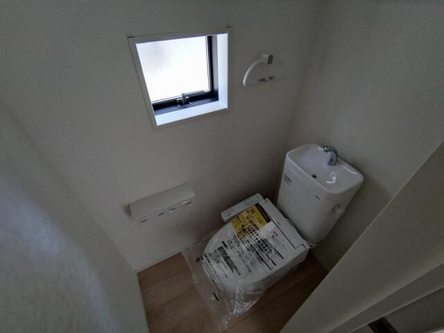 布施新町戸建のトイレ|落ち着いた色調のトイレです