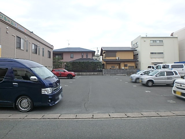 浜松市中央区植松町の事務所の駐車場