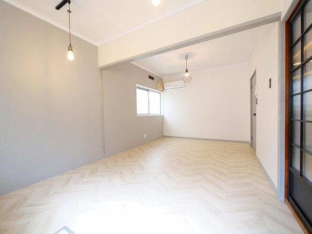 四条大路５丁目戸建の居間・リビング