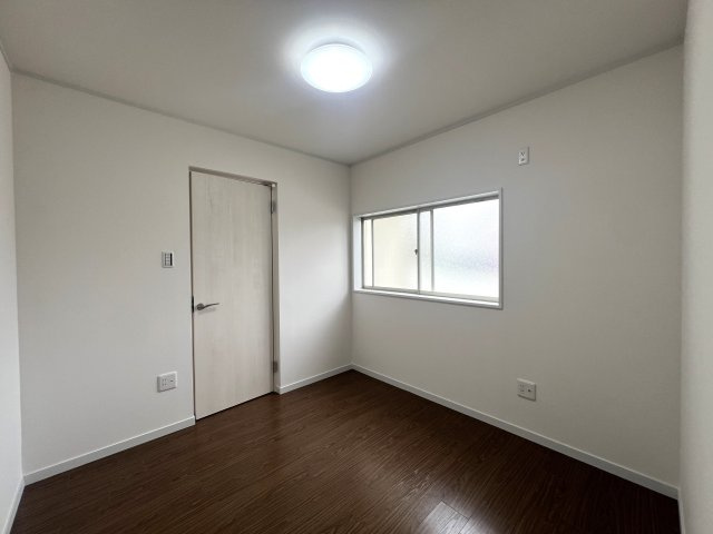 リフォーム済といっても見えない部分【白蟻点検】まで実施済み◎3LDK・視線の気にならないお庭で、さぁ何する♪な『緑区十日市場』リフォーム戸建の洋室|スタンダードな洋室です