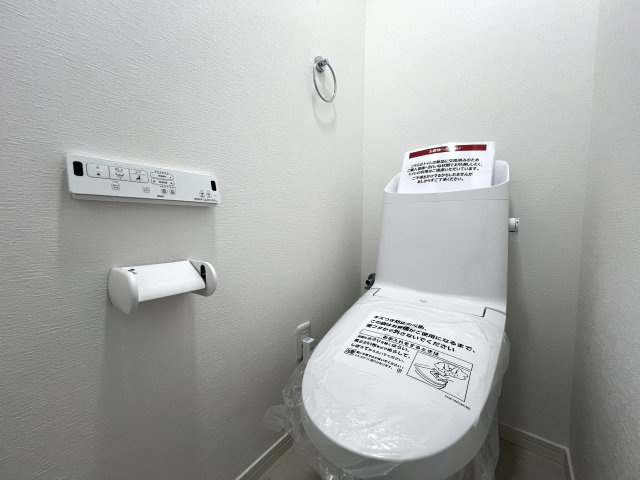 リフォーム済といっても見えない部分【白蟻点検】まで実施済み◎3LDK・視線の気にならないお庭で、さぁ何する♪な『緑区十日市場』リフォーム戸建のトイレ|シンプルで使いやすいトイレです