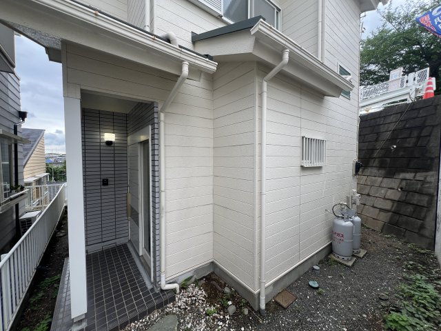 リフォーム済といっても見えない部分【白蟻点検】まで実施済み◎3LDK・視線の気にならないお庭で、さぁ何する♪な『緑区十日市場』リフォーム戸建の玄関|毎日通る玄関はこちらです