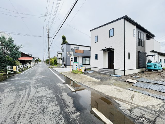 新築　高崎市島野町　2号棟の前面道路含む現地写真|現地写真　西側接道幅員約5.6ｍ