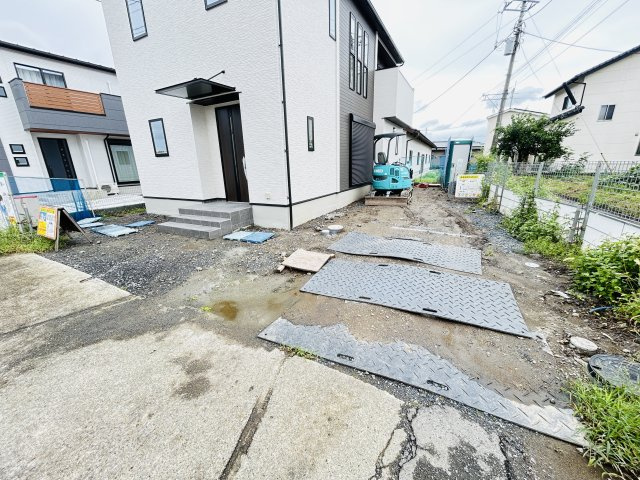 新築　高崎市島野町　2号棟の駐車場|現地写真　駐車スペースは建物西側に2台分可能です！