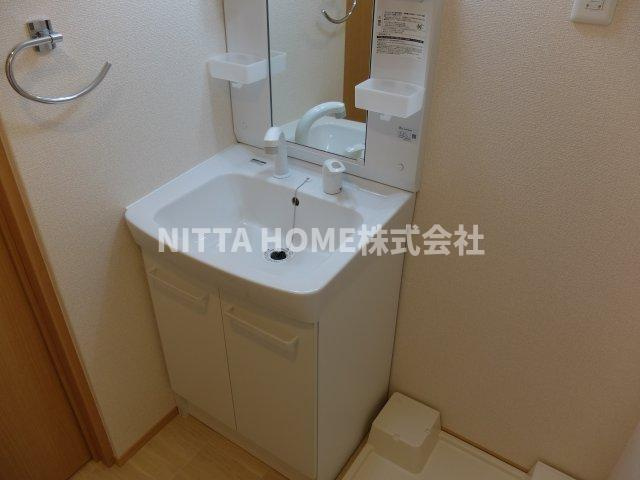 キャトルセゾン杉の洗面所|便利なシャワー付独立洗面台完備◎