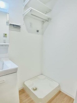 【設備】 | KOMFORTA新中野 | 室内洗濯機置き場。