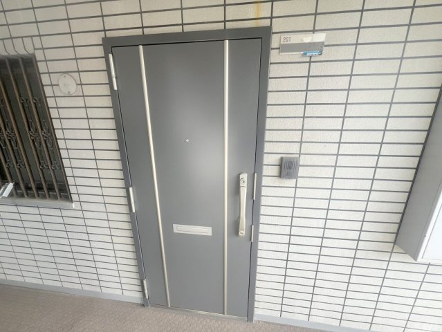 朝日プラザ東生駒Ⅱの玄関