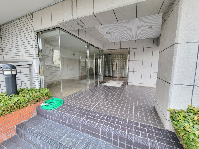 朝日プラザ東生駒Ⅱのエントランス