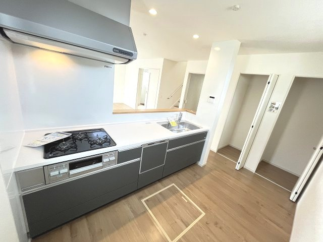 【キッチン】 | 福岡市城南区片江2丁目3期　1号棟（全2棟）【仲介手数料無料・0円】 | 施工例。施工例は完成時と異なる場合があります。