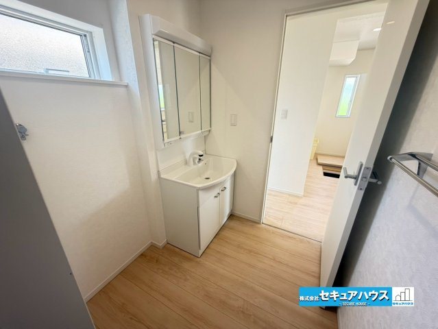 【完成】知多市金沢字泉脇　全3棟のその他|【洗面台】　　　　　　　　　　　　　　
◆鏡の裏にはたっぷりと収納スペースを標準装備！
◆電源を付属しているのでドライヤーなど利用できます。
◆シャワー付きの洗面台のため清掃も楽に行うことが出来ます。