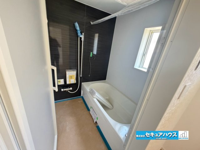 【完成】知多市金沢字泉脇　全3棟のその他|【浴室】
◆アクセントパネルで落ち着きのある雰囲気を演出し、毎日の疲れを癒やすバスタイムを過ごせます。
◆窓付きで、カビの繁殖を抑える効果があります。
◆オプションでお好きなサイズの鏡を設置できます。