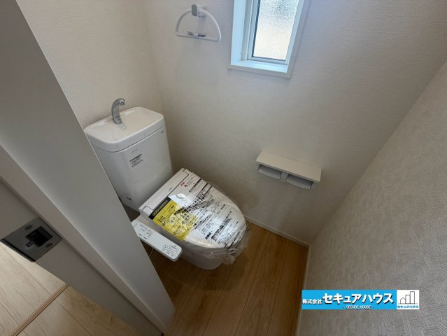 【完成】知多市金沢字泉脇　全3棟のトイレ|【高機能トイレ】　　　　　　　　　　
◆高機能トイレの多くは便器のフタの開閉が自動であり、使用後に手動で水を流す面倒もなく非常に便利です。スタイリッシュな見た目で、お掃除しやすく、節水効果が高いです。