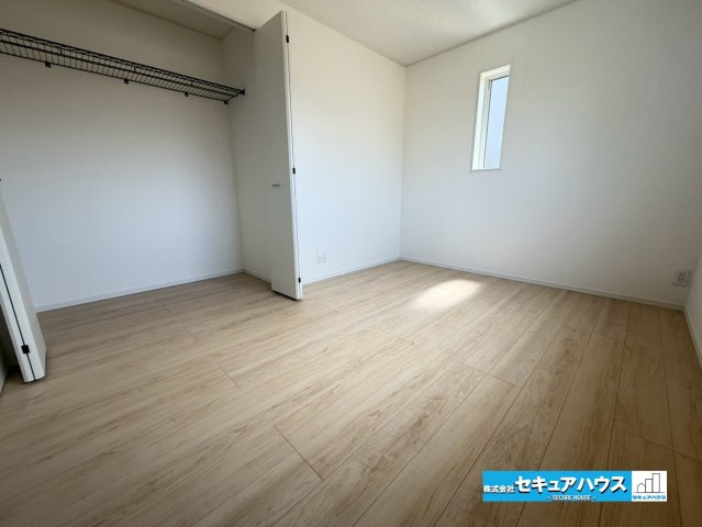 【完成】知多市金沢字泉脇　全3棟の洋室|【洋室】　　　　　　　　　　　
◆広々とした居住空間は日々の暮らしを彩り、心のやすらぎと満足感を与えてくれます。通風と採光を考慮した設計は子供たちはのびのび育ち、家族でくつろぎと団らんを生み出します。