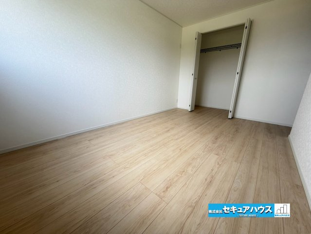 【完成】知多市金沢字泉脇　全3棟の洋室|【洋室】　　　　　　　
◆家族一人ひとりの大切なプライベート空間。趣味に合わせて使って頂けるようシンプルに仕上げてあります。暮らし心地を大きく左右する収納を、適材適所に配置し使い勝手を考慮しました。　