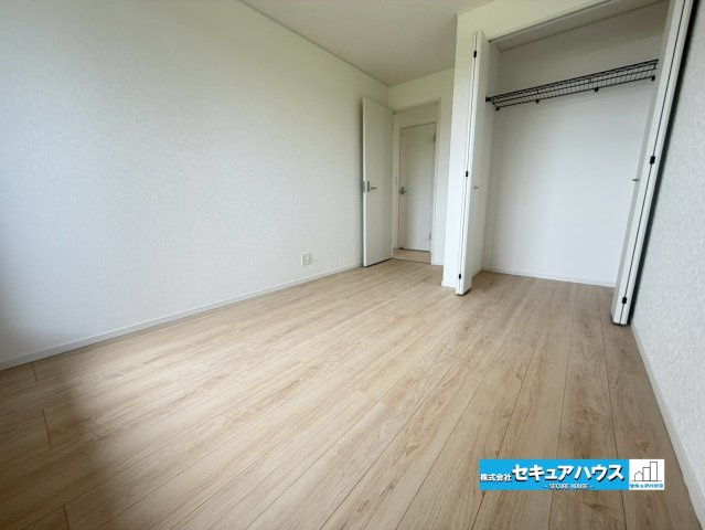 【完成】知多市金沢字泉脇　全3棟の洋室|【洋室】　　　　　　　　　　　　　　　
◆お子様のお部屋や主寝室、来客時の宿泊室、趣味のお部屋としてもご利用いただけます♪
◆全居室収納付きの洋室です。各居室にお洋服や、荷物を収納することができます。