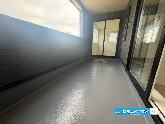 【完成】知多市金沢字泉脇　全3棟のその他|【バルコニー】　　　　
◆見晴らしもよく、太陽の温かな温もりをめいっぱい受け止めてくれます。
太陽の光と爽やかな風を受けたお洗濯物はあっという間に乾き、取りこむ時には太陽の匂いを感じられそうですね。　