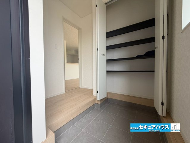 【完成】知多市金沢字泉脇　全3棟の玄関|【玄関イメージ】　　　　　　　　　　　　　　　　　　　
◆光が差し込み明るいです。気分も晴れやかになりますね。
◆玄関には、収納力のあるシューズクロークがございます。玄関まわりがすっきり片付きます。　